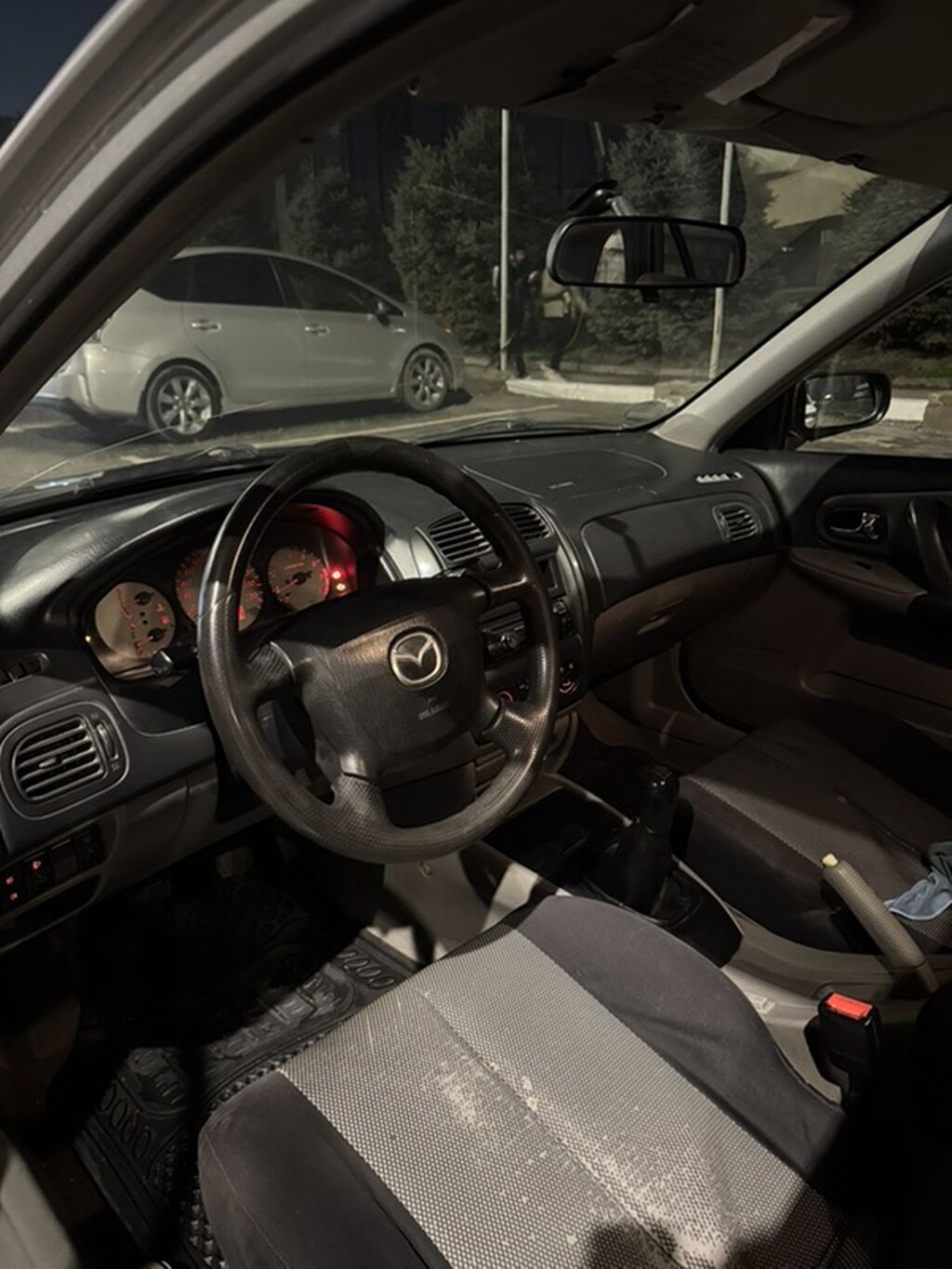 Mazda 323: 2002 г., 1.6 л, Механика, Бензин, Универсал: фото 4