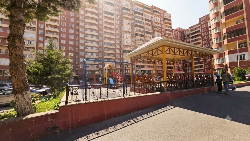 Şəhərin ən prestijli küçələrindən olan Cəfər Xəndan yerləşir ( Modera