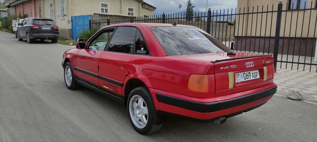 Audi 100: 1993 г., 2 л, Механика, Бензин, Седан: фото 3