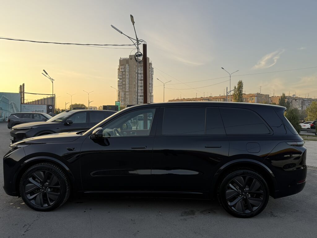 Lixiang L9: 2023 г., 1.5 л, Автомат, Электромобиль, Кроссовер: фото 5