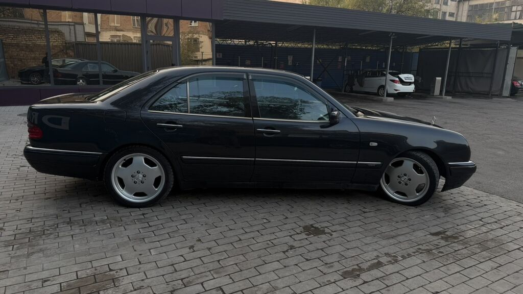 Mercedes-Benz E-Class: 1999 г., 4.3 л, Автомат, Бензин, Седан: фото 2