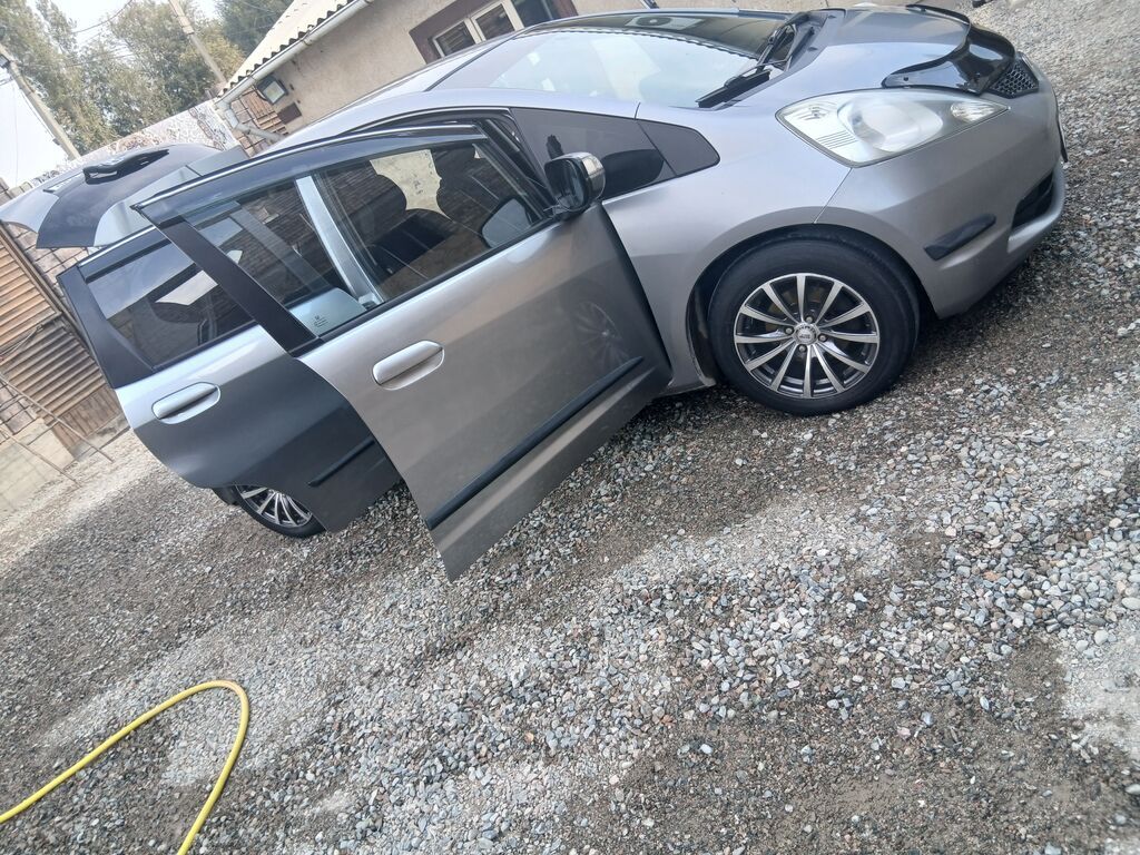 Honda Fit: 2010 г., 1.4 л, Автомат, Бензин, Хэтчбэк: фото 2