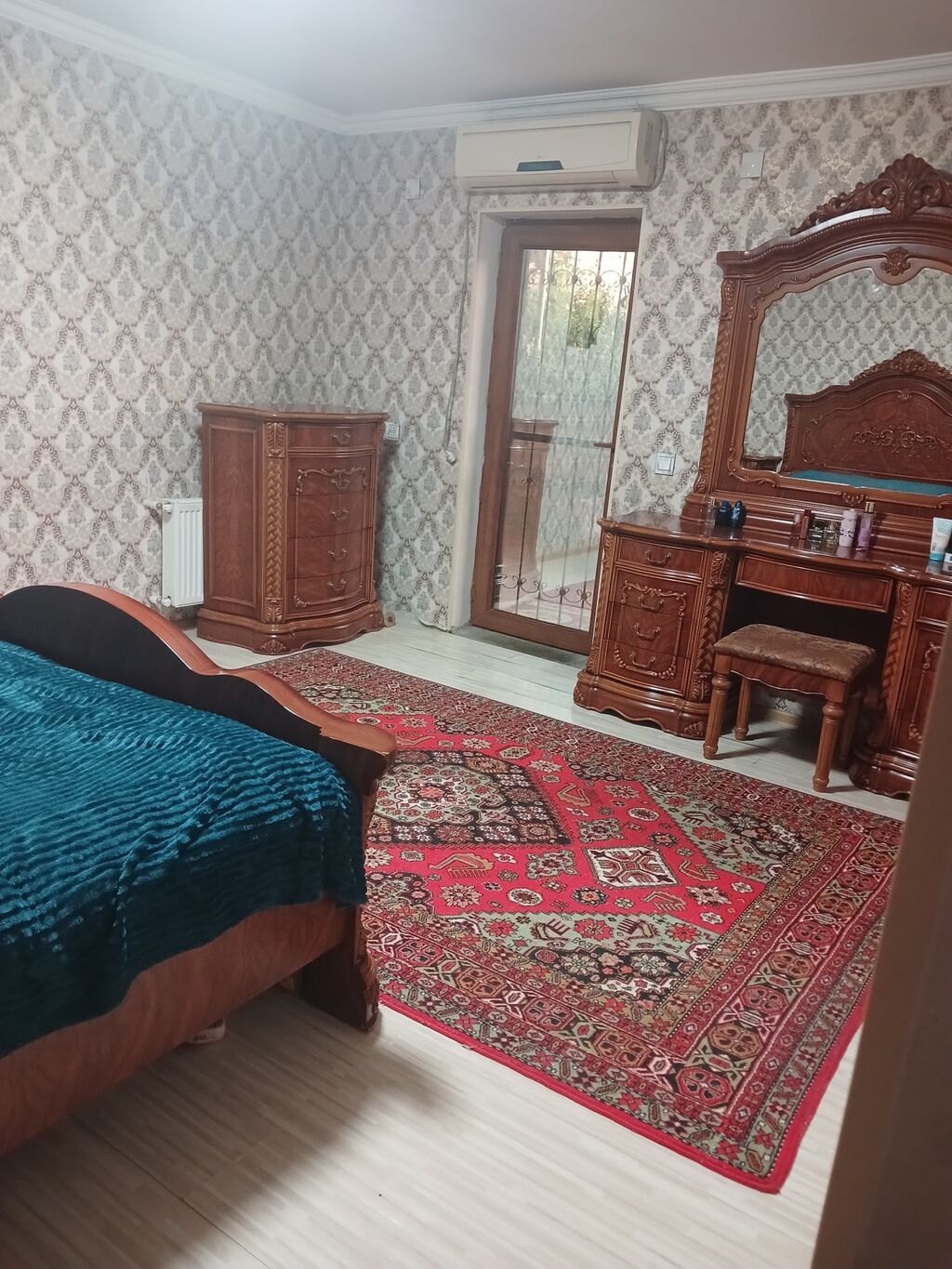 1-mərtəbədə 4 yataq otağı s.q 2-mərtəbədə zal 9/4, 1 yataq otağı