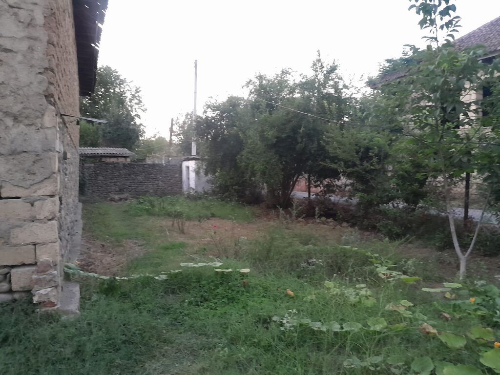 Satılır geniş həyəti var iki lərtəbə köhnə tikili var bağı var əlavə