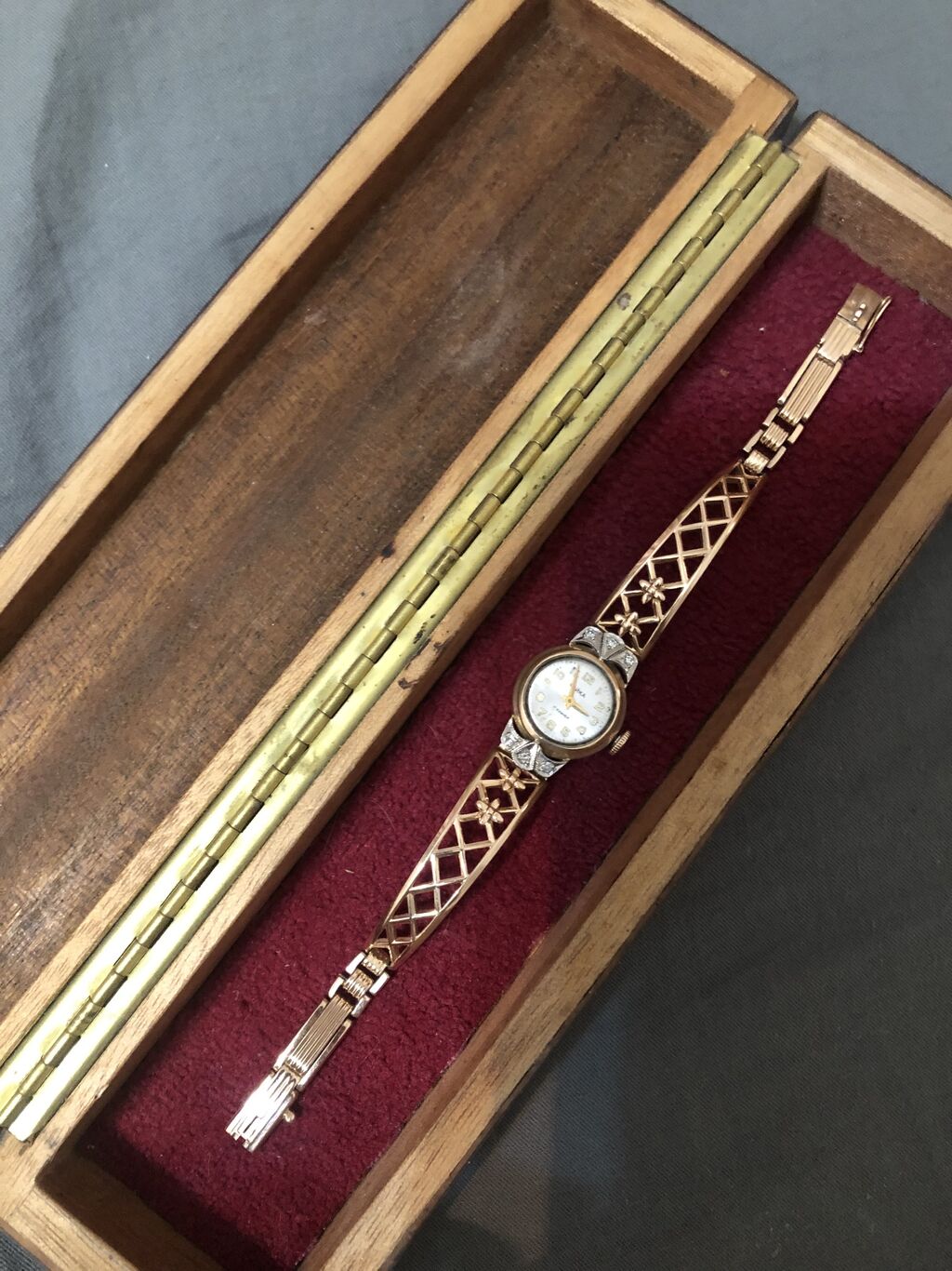 Золотые часы с якутскими бриллиантами . | Договорная | Наручные часы .