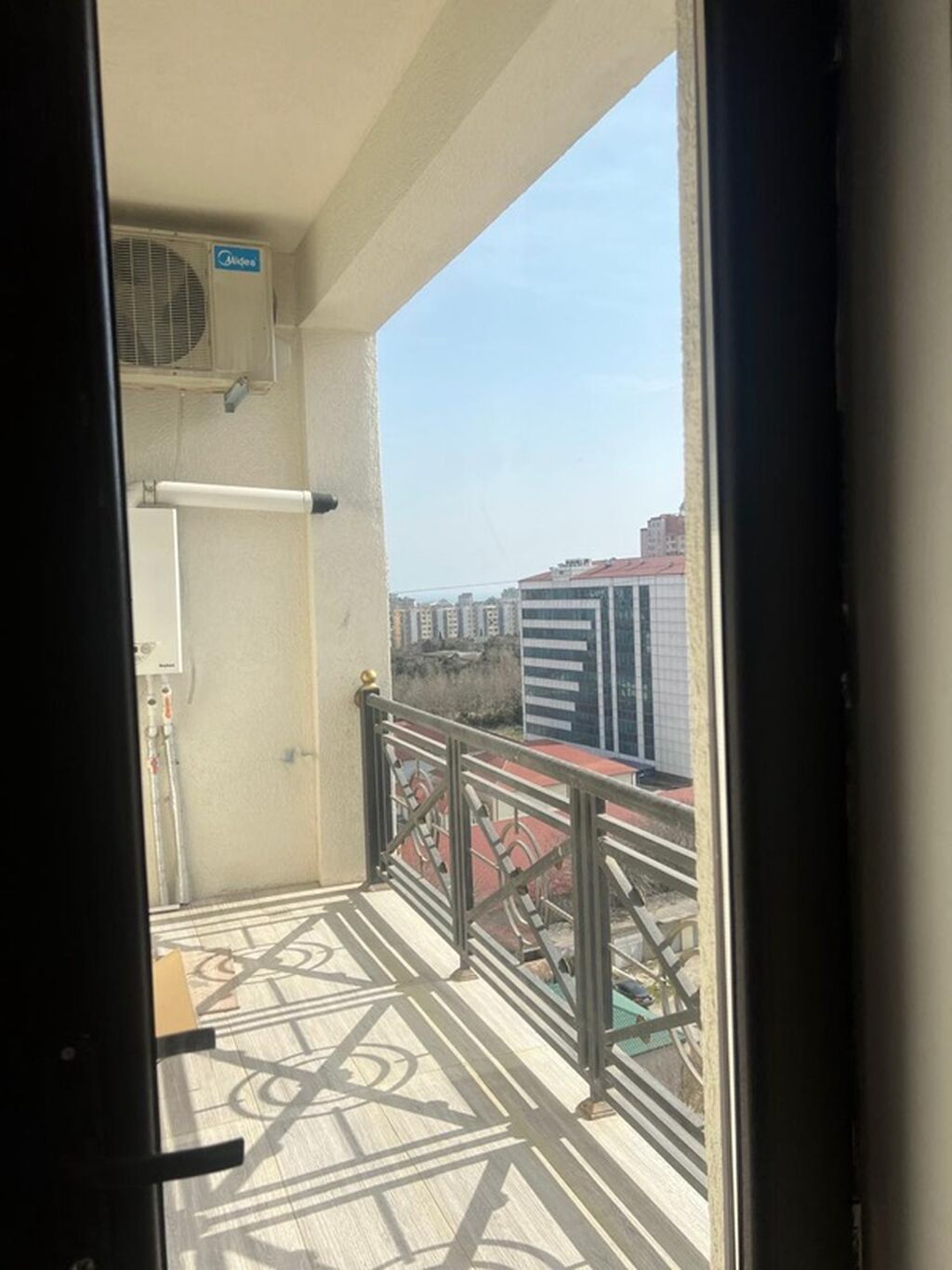 Mənzildə kirayə/yaşayış üçün təqdim olunur: işıqlı və səliqəli planlı