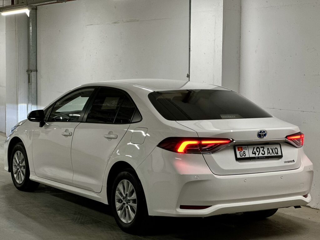Toyota Corolla: 2021 г., 1.8 л, Вариатор, Гибрид, Седан — фото 2