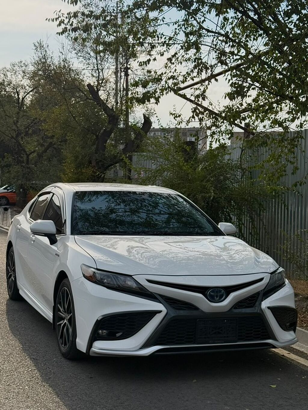 Toyota Camry: 2021 г., 2.5 л, Вариатор, Гибрид, Седан: фото 1