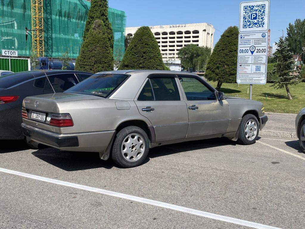 Mercedes-Benz E-Class: 1990 г., 2 л, Механика, Бензин, Седан: фото 3