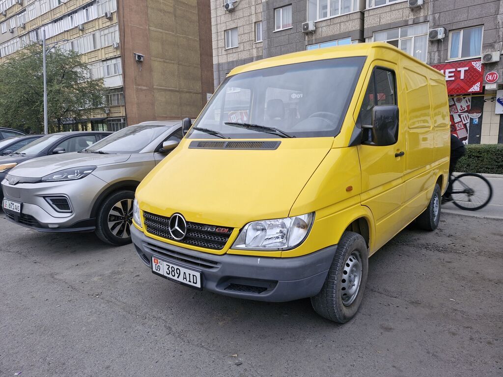 Mercedes-Benz Sprinter 2002 коротыш, грузопассажир ярко-жёлтого цвета: фото 2