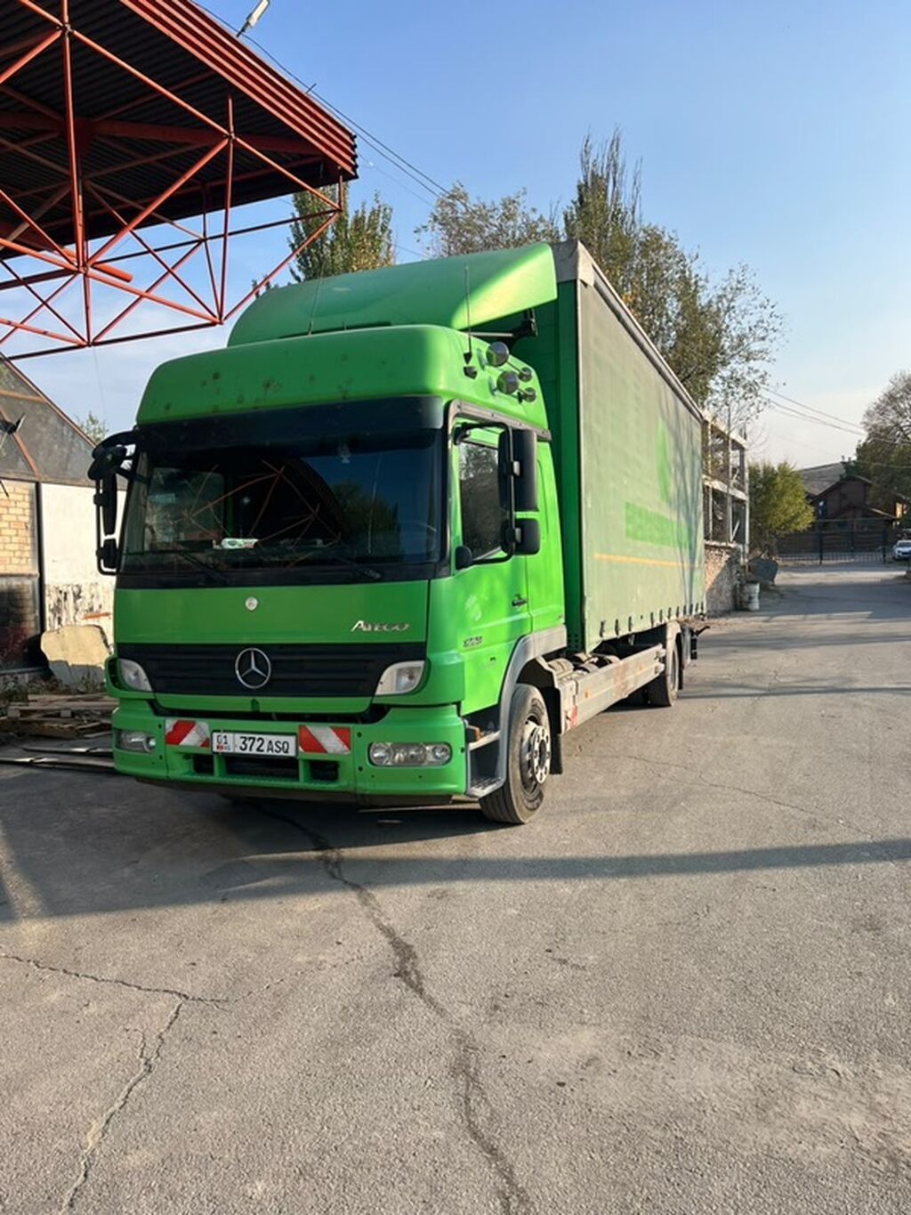 Грузовой автомобиль Mercedes-Benz Atego тентованный с гидробортом -: фото 2