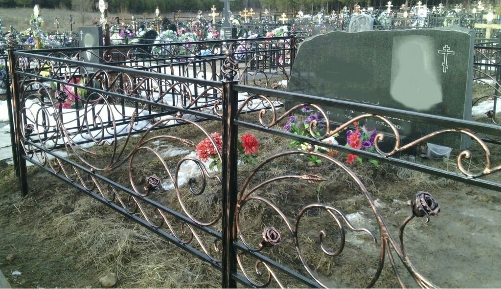 Как покрасить оградку на кладбище. Ограда с розами. Оградка с розами на кладбище. Ограда на кладбище с розами. Покраска ограды на кладбище.