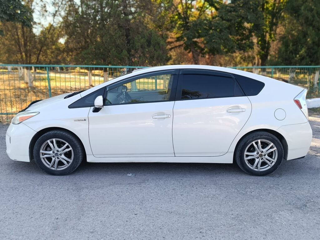 Toyota Prius: 2014 г., 1.8 л, Вариатор, Гибрид, Хэтчбэк: фото 2
