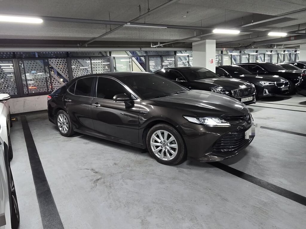 Toyota Camry: 2021 г., 2.5 л, Автомат, Гибрид, Седан: фото 2