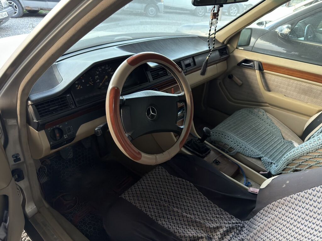 Mercedes-Benz W124: 1991 г., 2 л, Механика, Бензин, Седан: фото 5