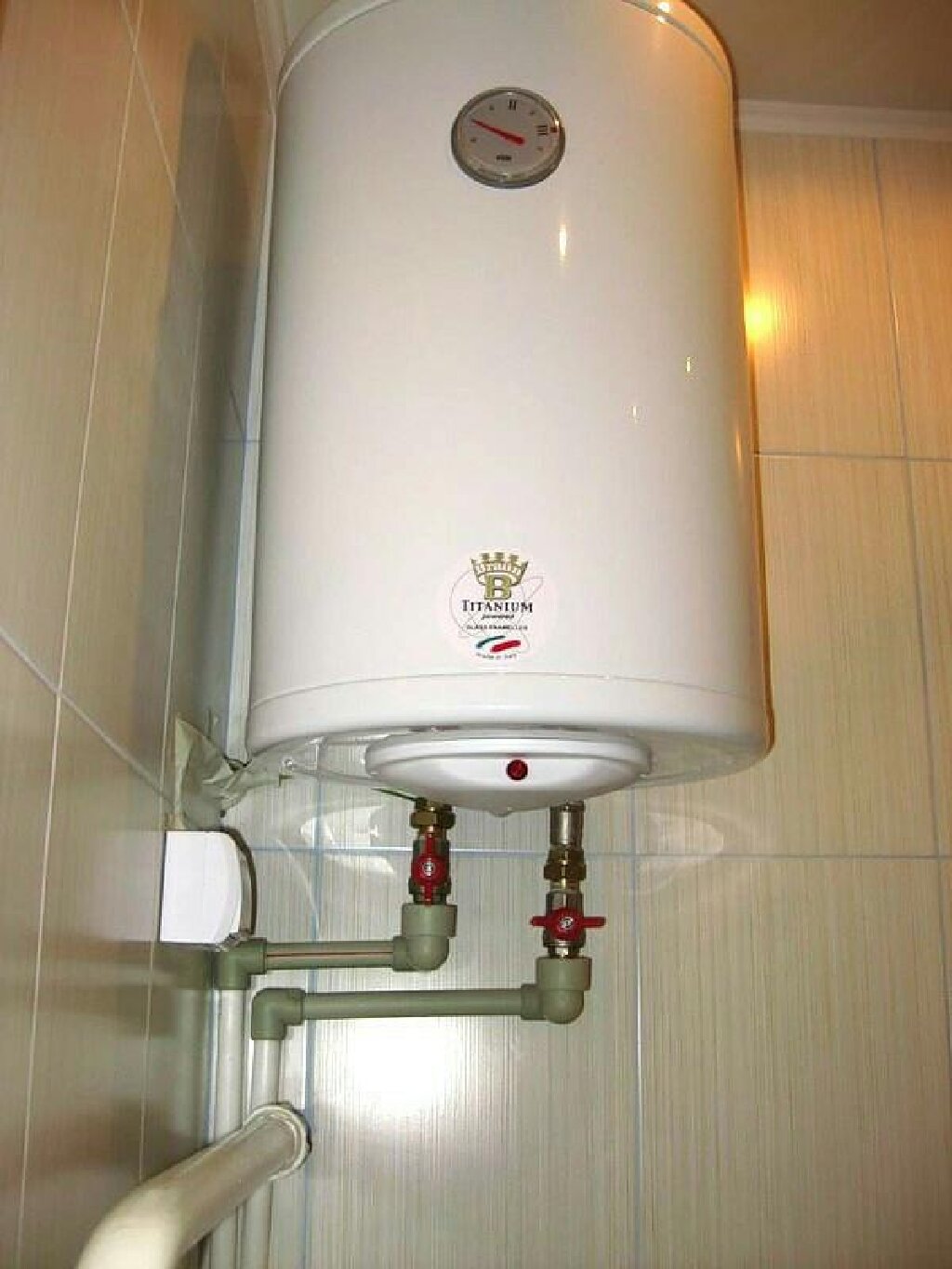 Ustanovka vodonag Ariston водонагреватель