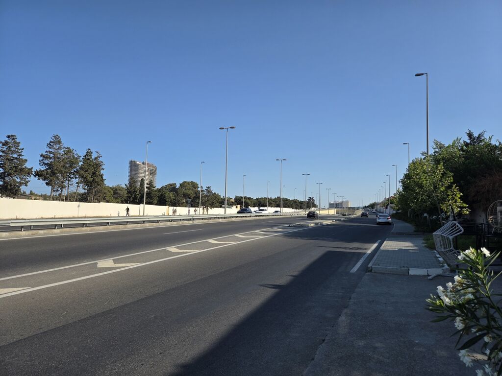 Amburan Mallın yanında anbar icarəyə verilir. - Sahə: 180 kv.m -