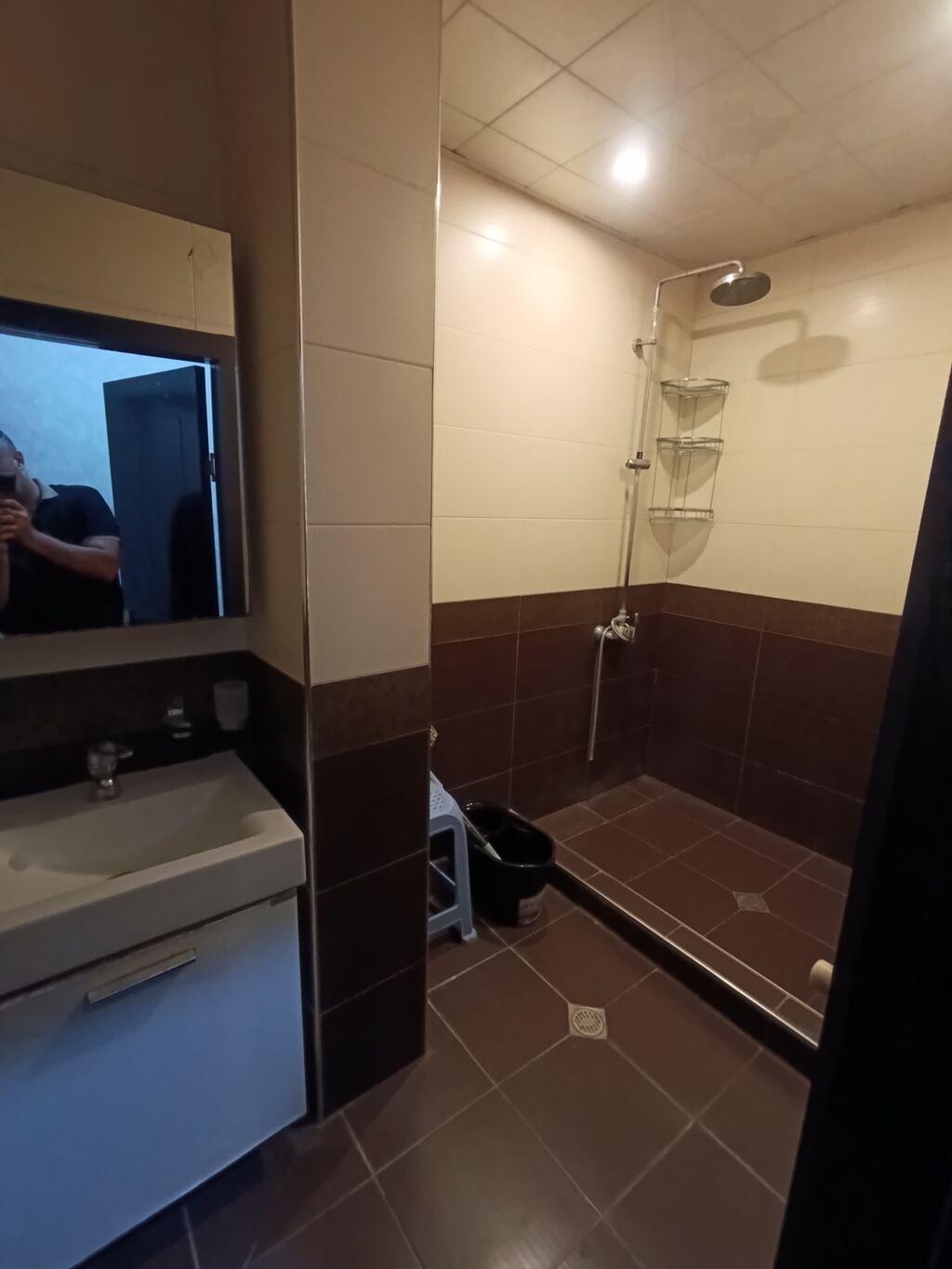 Mənzil yeni Gəncədə Natarusun yanında yerləşir. Mənzildə bütün
