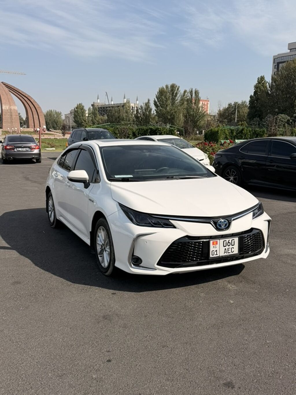 Toyota Corolla: 2022 г., 1.6 л, Автомат, Гибрид, Седан: фото 1