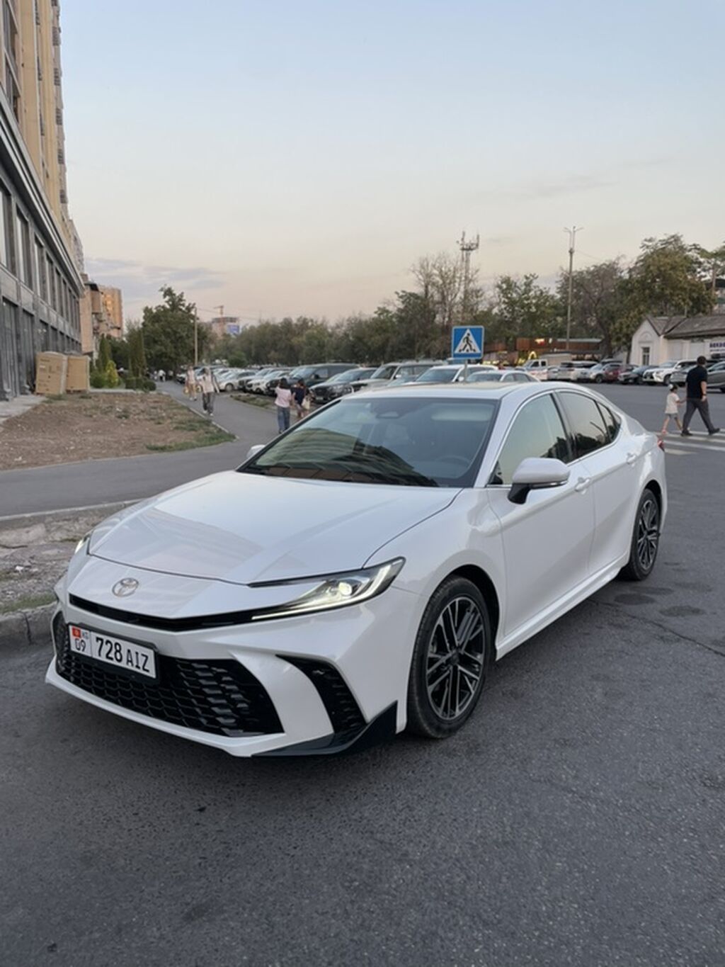 Toyota Camry: 2025 г., 2 л, Автомат, Гибрид, Седан: фото 1