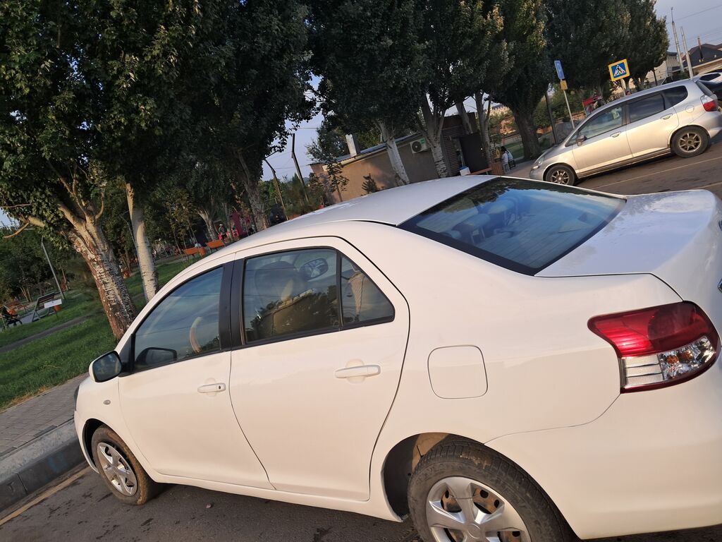 Toyota Yaris: 2009 г., 1.3 л, Автомат, Седан: фото 8