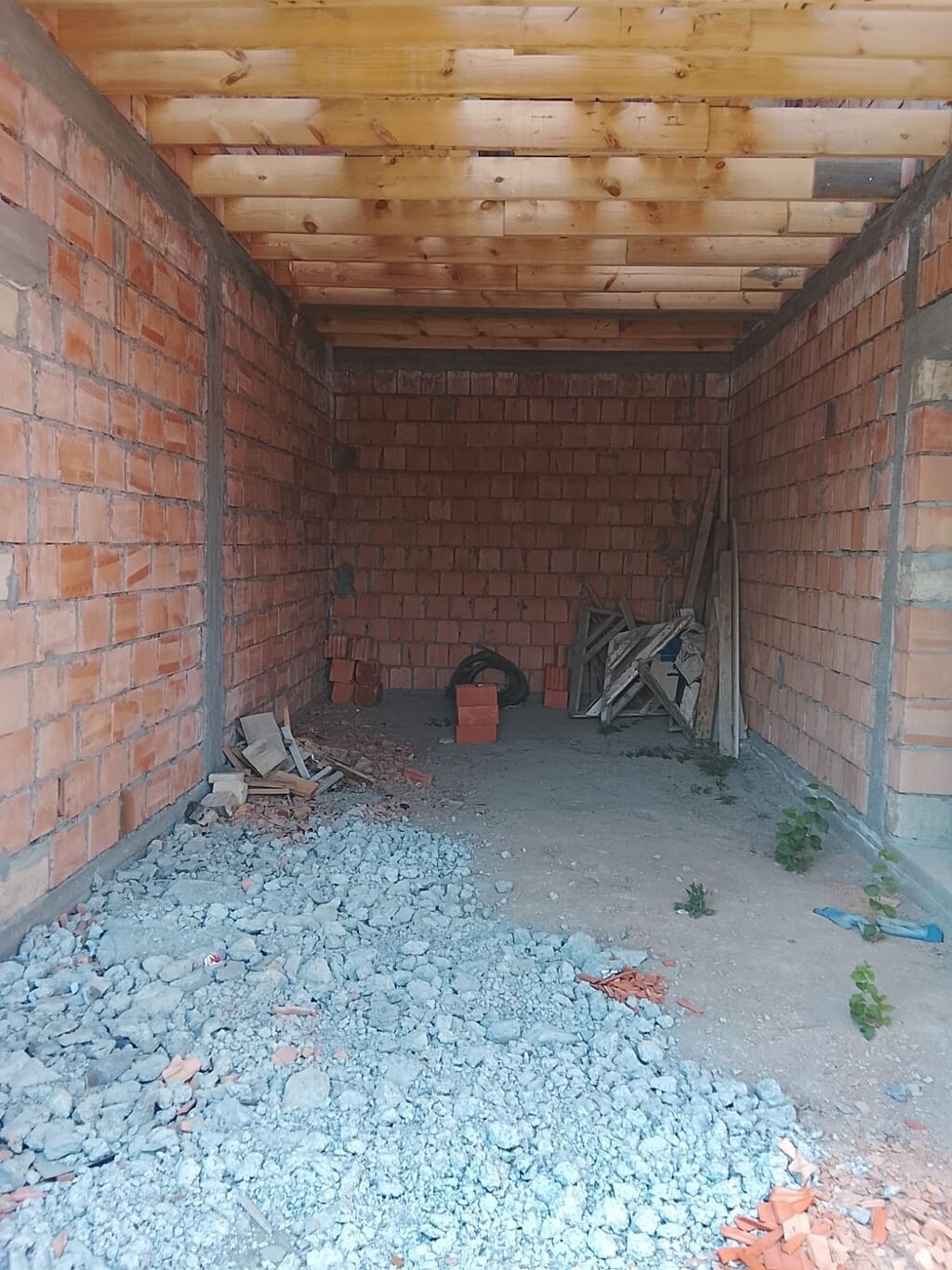 4 otaqlı, 140 kv. m, Təmirsiz