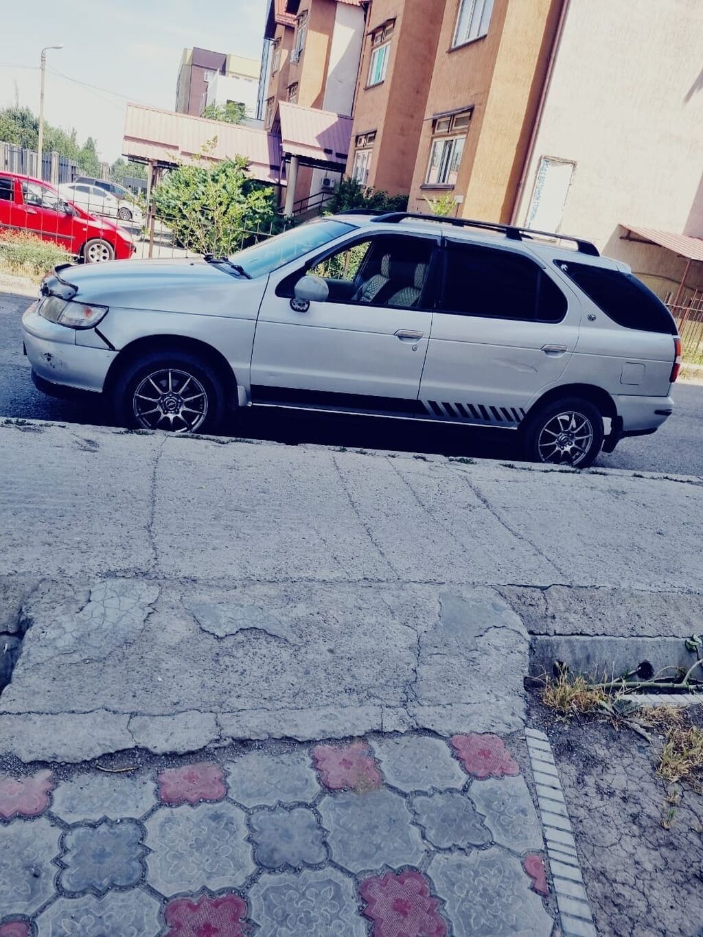 Универсал повышенной проходимости Nissan RNessa серебристого цвета: фото 4