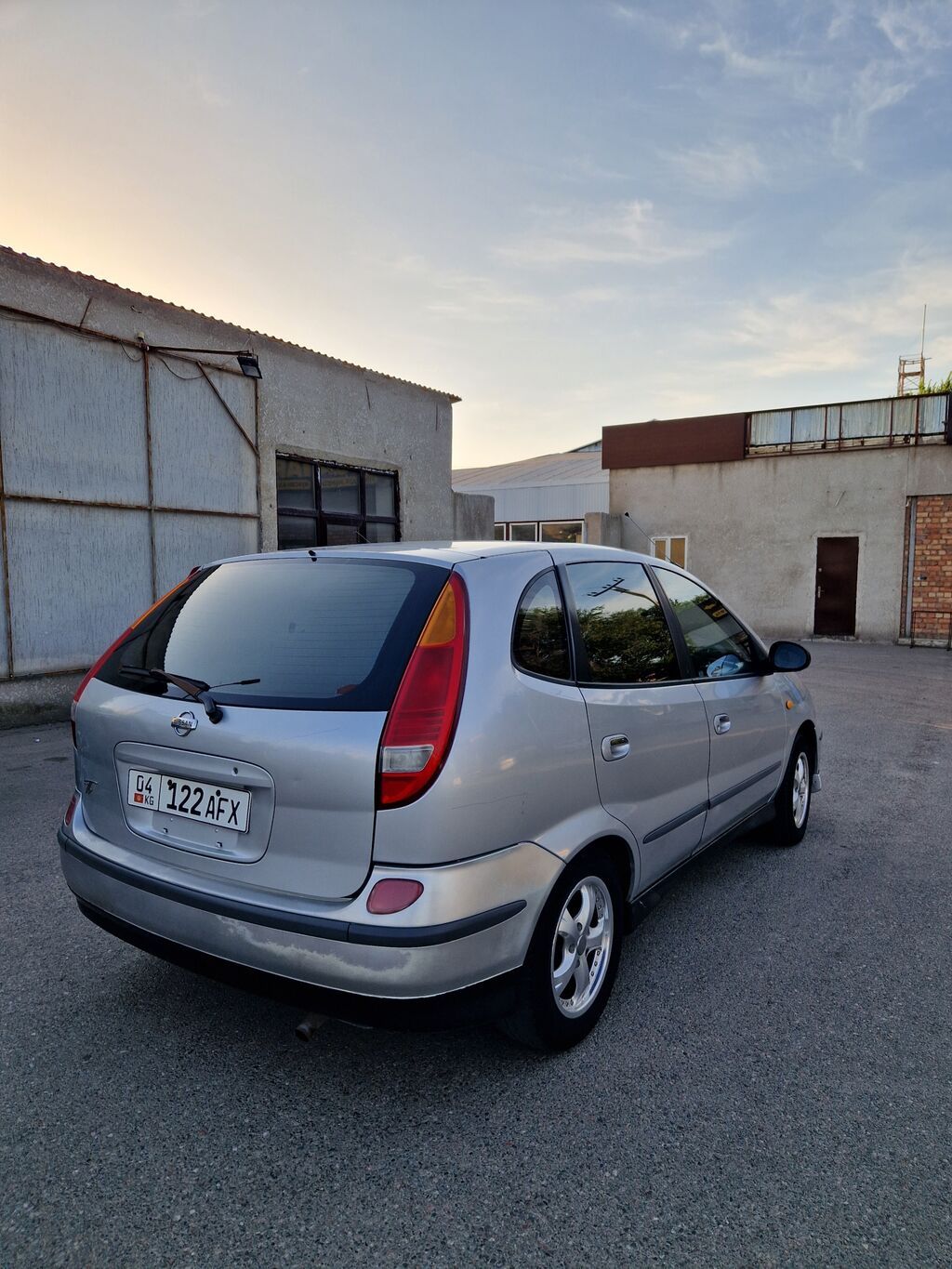 Nissan Tino 2000 г., минивэн: фото 3