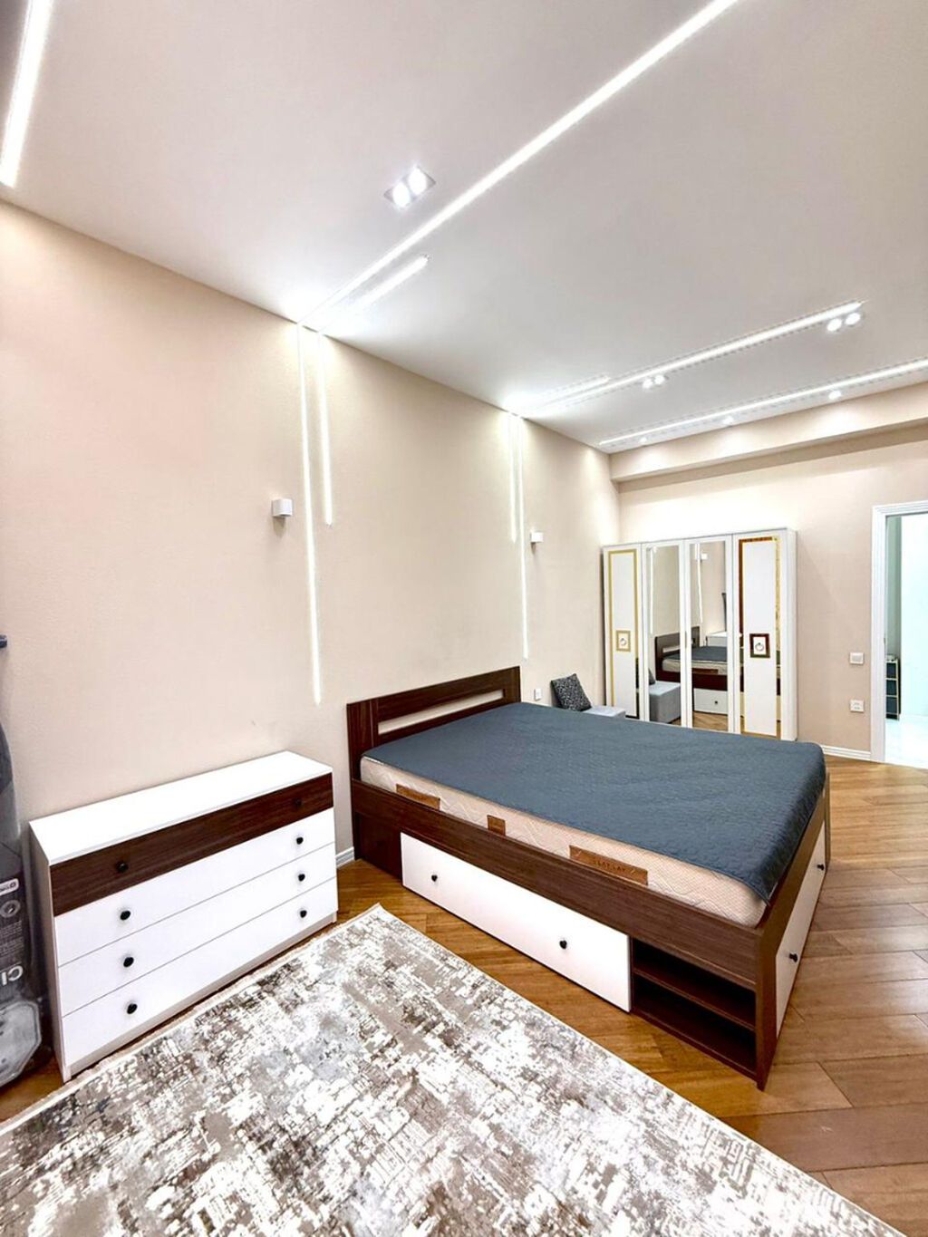 Gənclik metrosuna yaxın 2 otaqlı mənzil kirayə verilir. 70 m² 4-cü