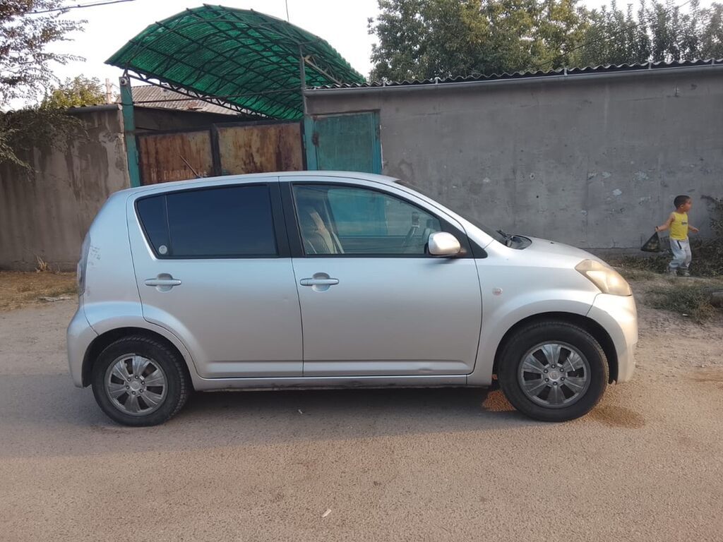 Daihatsu : 2009 г., 1.3 л, Механика, Бензин, Седан: фото 3