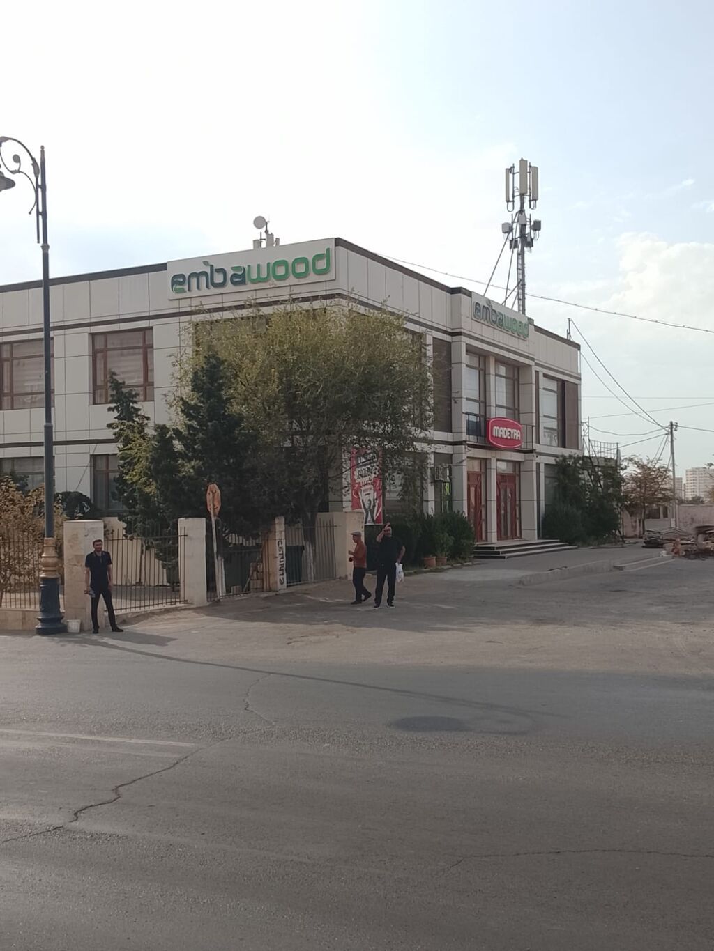 Salam ev uzunmüddətli verilir. Lökbatanda Qaradağ şadlıq sarayı ilə üz