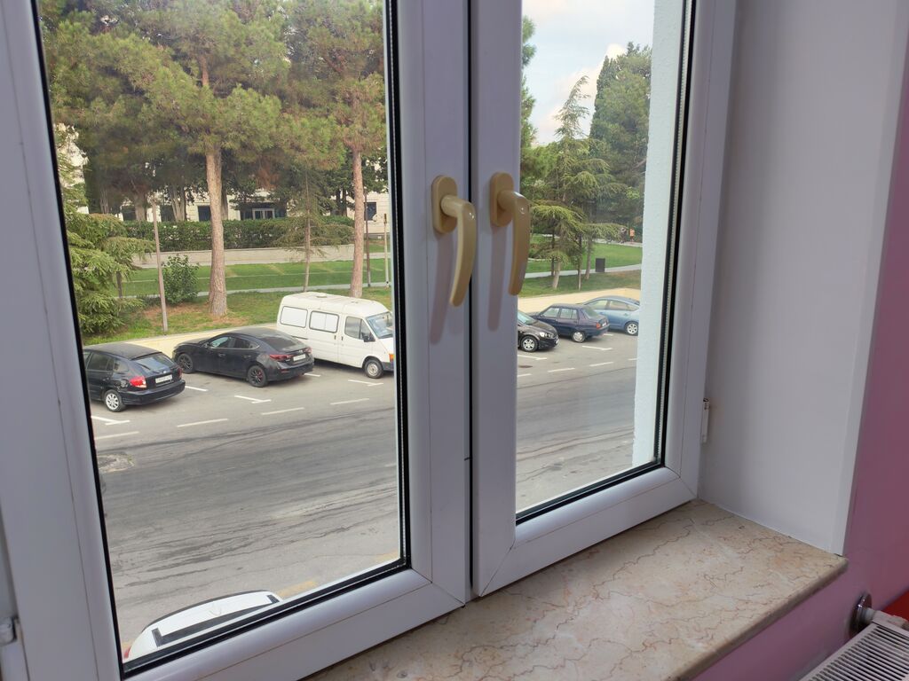 Diqqetle oxuyun! TELEBE XANİMLARA OTAQ YOLDAŞİ LAZİMDİR. EV Azadliq