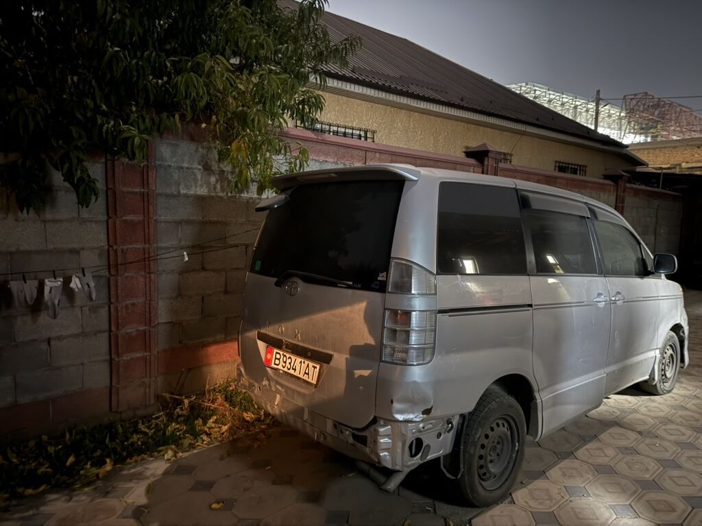 Toyota Voxy: 2002 г., 2 л, Автомат, Бензин, Минивэн: фото 3