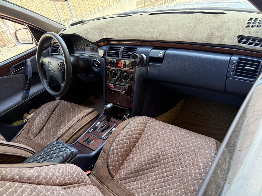 Mercedes-Benz E-Class: 1999 г., 2 л, Автомат, Бензин, Седан: фото 2