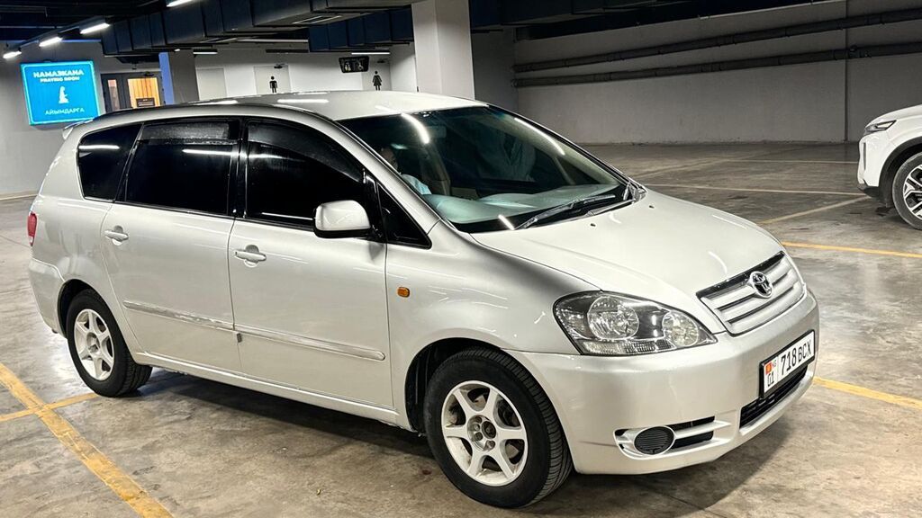 Toyota Ipsum: 2002 г., 2.4 л, Минивэн: фото 2