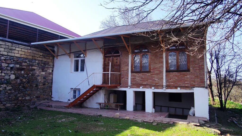 Satılır: Göy göl rayonun Yeni Zod kəndi E.Hacıyev küçəsi ev.68 A