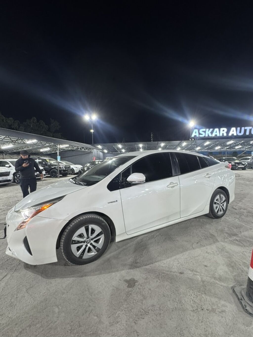 Toyota Prius: 2016 г., 1.8 л, Вариатор, Гибрид, Хэтчбэк: фото 2