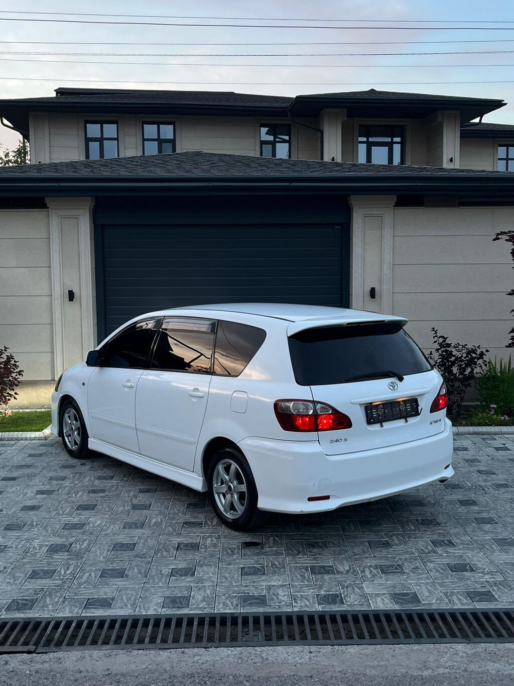 Toyota Ipsum: 2004 г., 2.4 л, Автомат, Бензин, Минивэн — фото 2