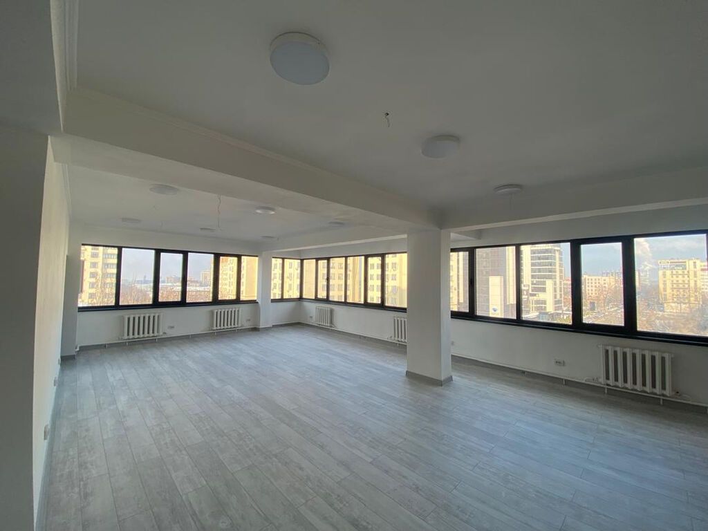 Аренда офисов, 120 м², В бизнес центре, 1 линия
