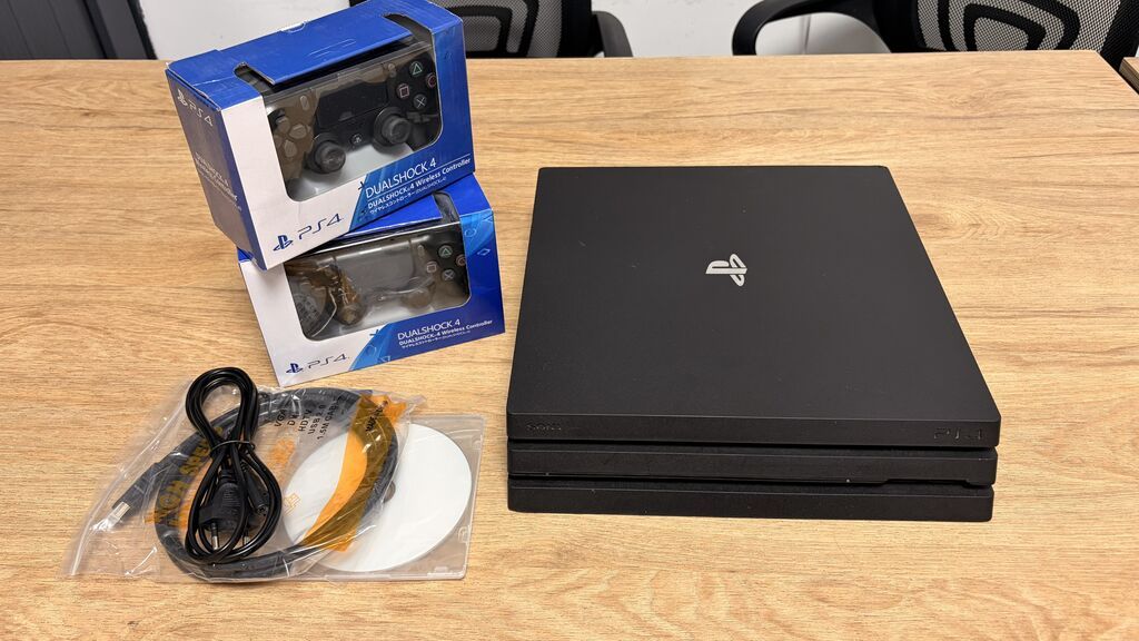 Playstation 4 Pro (3 ревизия), 11.50, прошитая 1Тб, 2 новых обычных: фото 1