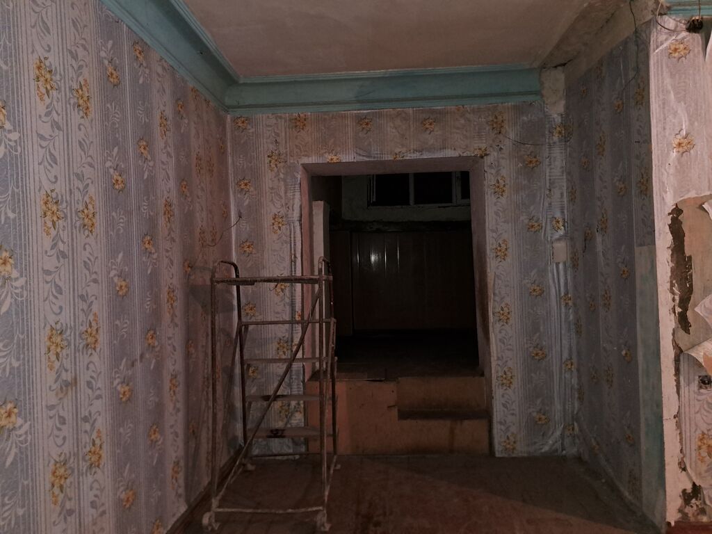 Ev satilir qaz, isiq,su daimidi . 2 mertebeli bina evinin birinci