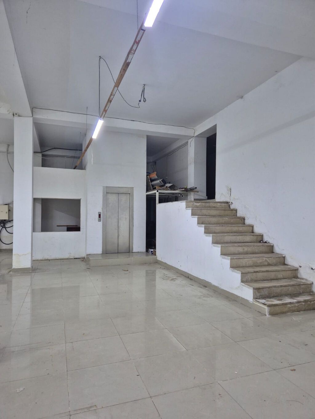 ƏHMƏDLİ METROSUNA PİYADA MƏSAFƏDƏ — 4 MƏRTƏBƏLİ 1.140 M² KOMMERSİYA