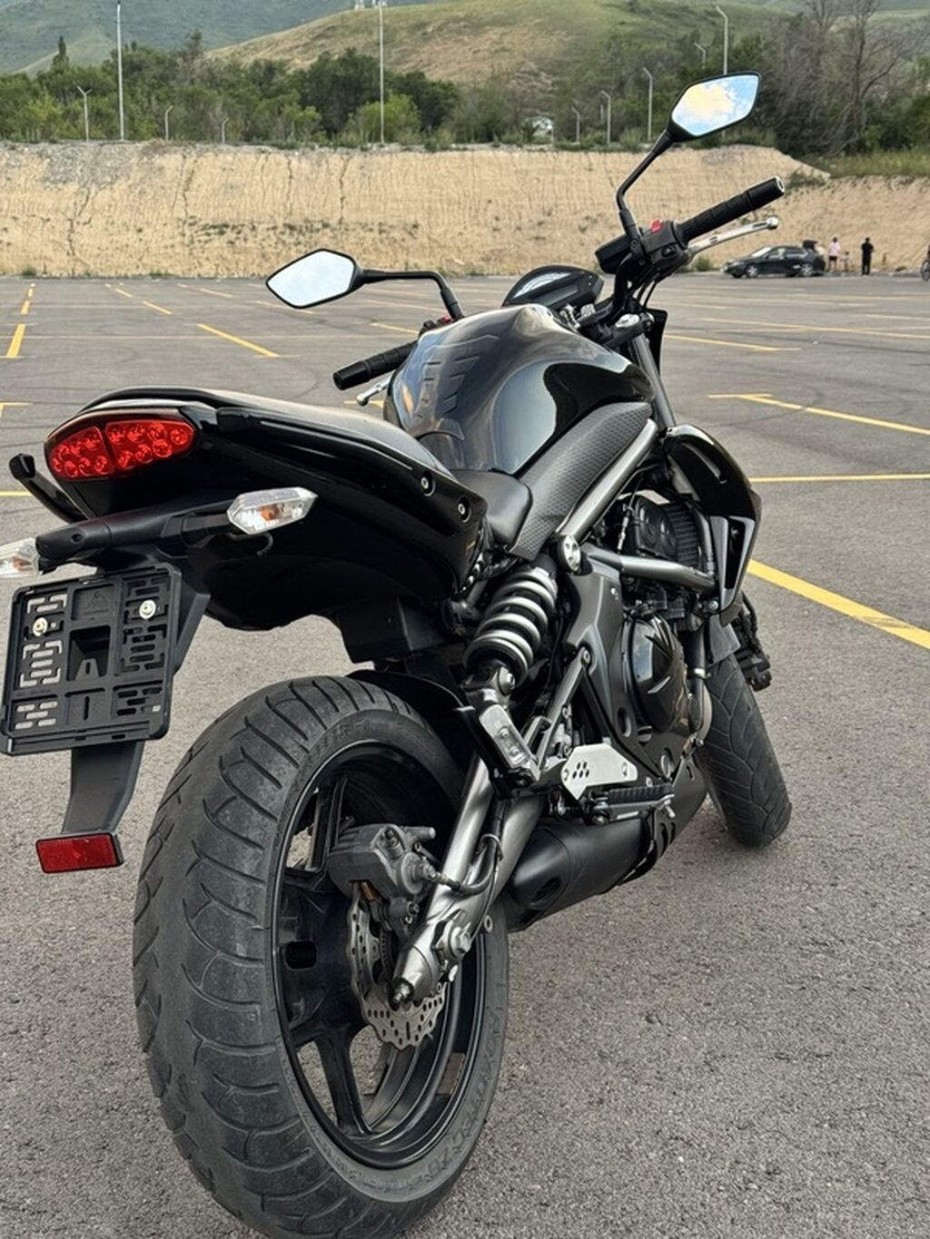Kawasaki ER-6n, городской нейкед в классическом черном цвете: фото 2