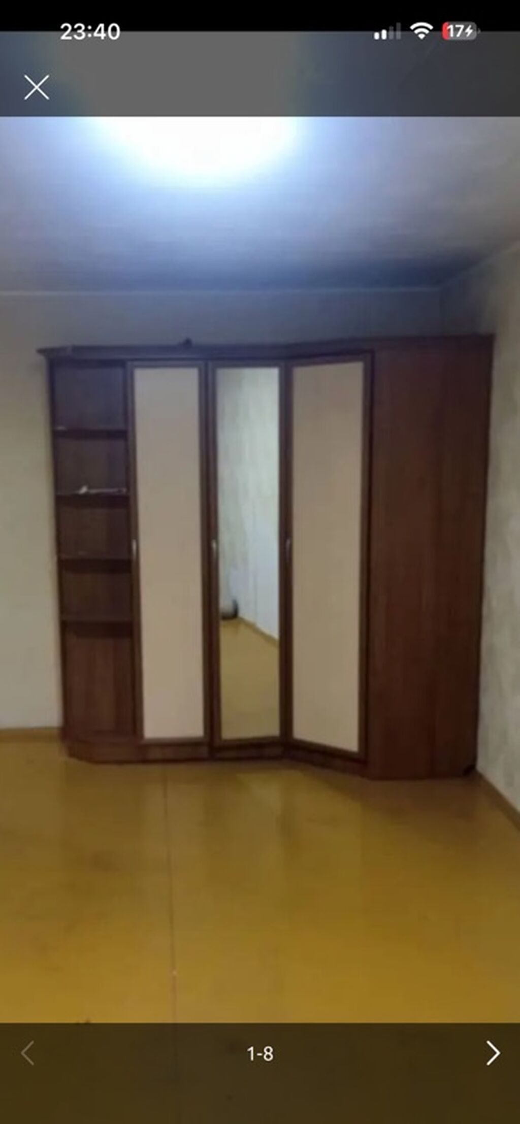 Угловой шкаф-купе классического дизайна с зеркалом