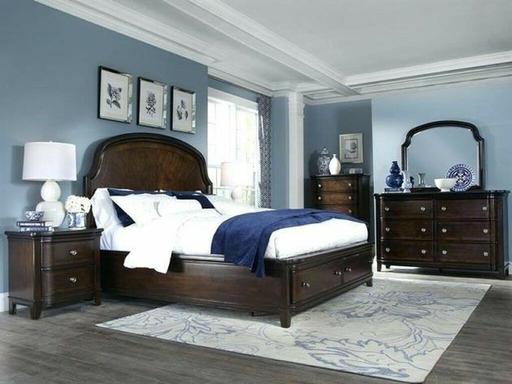 Спальня в голубых тонах с темной мебелью