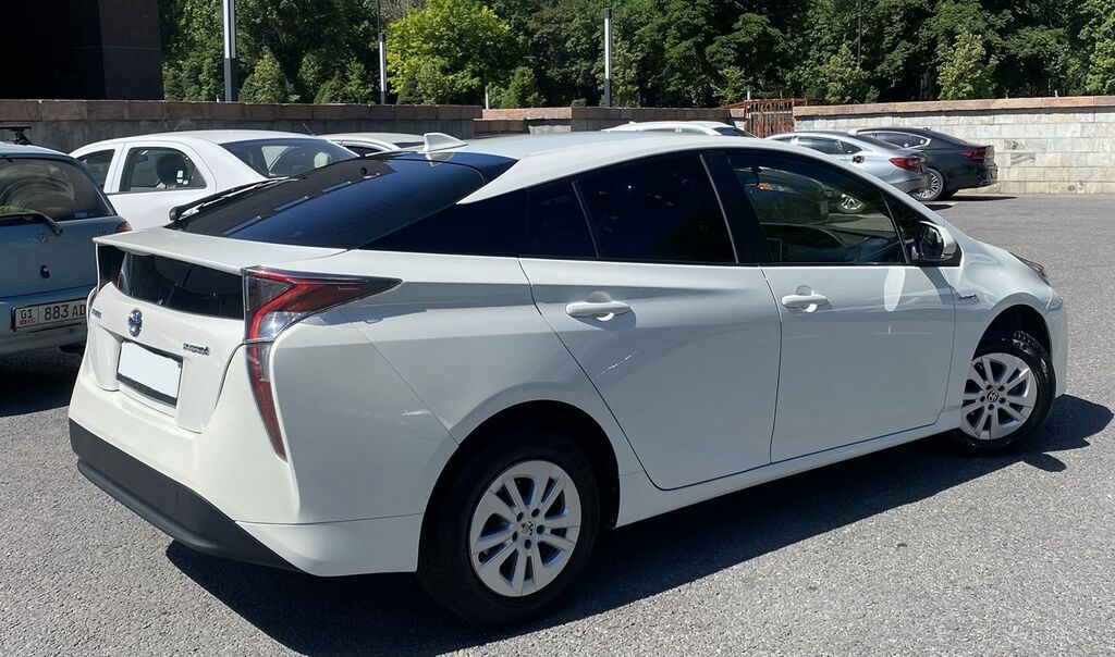 Toyota Prius: 2016 г., 1.8 л, Автомат, Гибрид, Лифтбек — фото 2