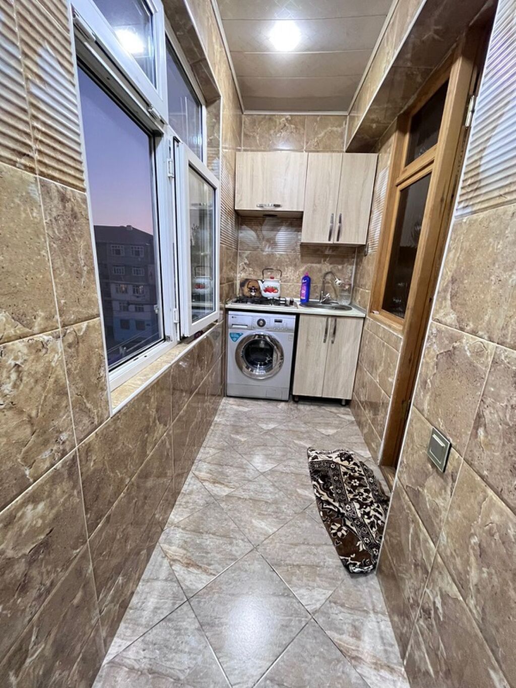 🏠Mənzil çox əlverişli ərazidə yerləşir. Yaşayış üçün olduqca rahatdır