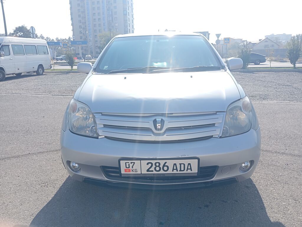 Toyota Ist: 2002 г., 1.3 л, Автомат, Бензин, Хэтчбэк: фото 1