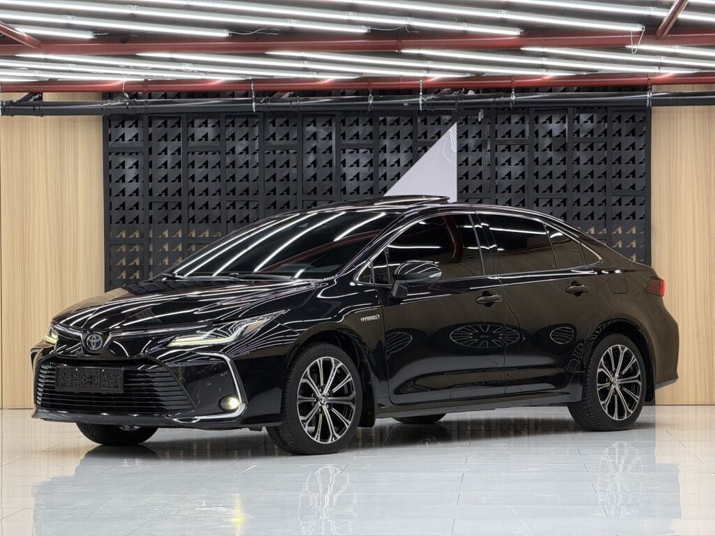 Toyota Corolla: 2021 г., 1.8 л, Вариатор, Гибрид, Седан: фото 2