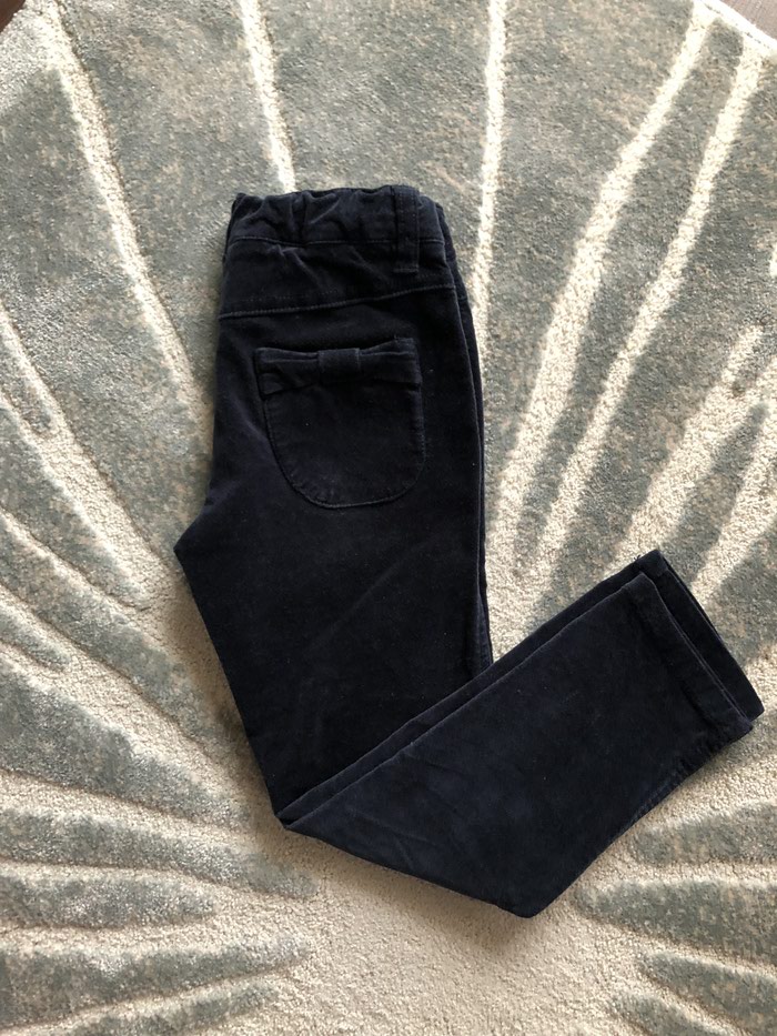 Dečije Farmerke i Pantalone: Beneton plisane pantalone, vel 4-5, mekane, rastegljive, teget boje na lalafo.rs Beneton plisane pantalone, vel 4-5, mekane, rastegljive, teget boje - Beograd